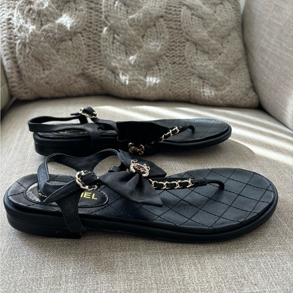 Chanel sandals preowned with some missing stones and some signs of wear - Picture 5 of 7